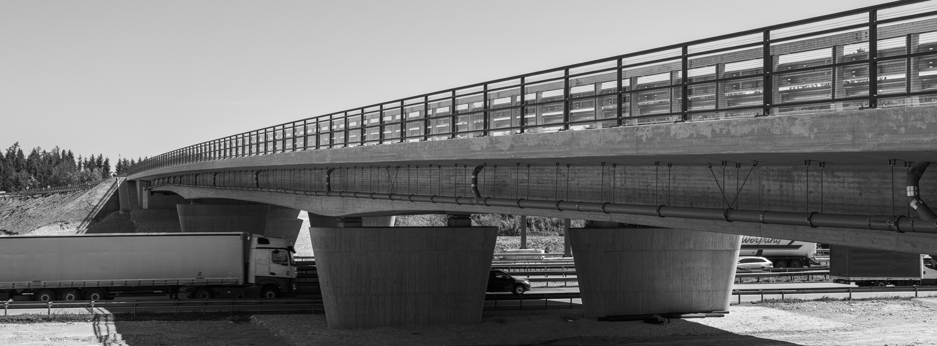 Aufnahme eines fließenden Verkehrs unter einer Brücke.