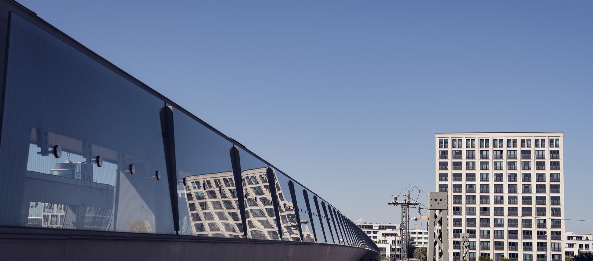 Moderne Brücke mit Glaselementen.